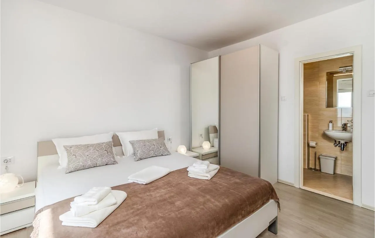 5 Bedroom Stunning Home In Ika