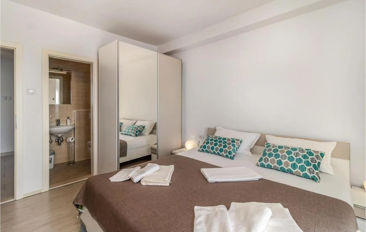 5 Bedroom Stunning Home In Ika Holiday home