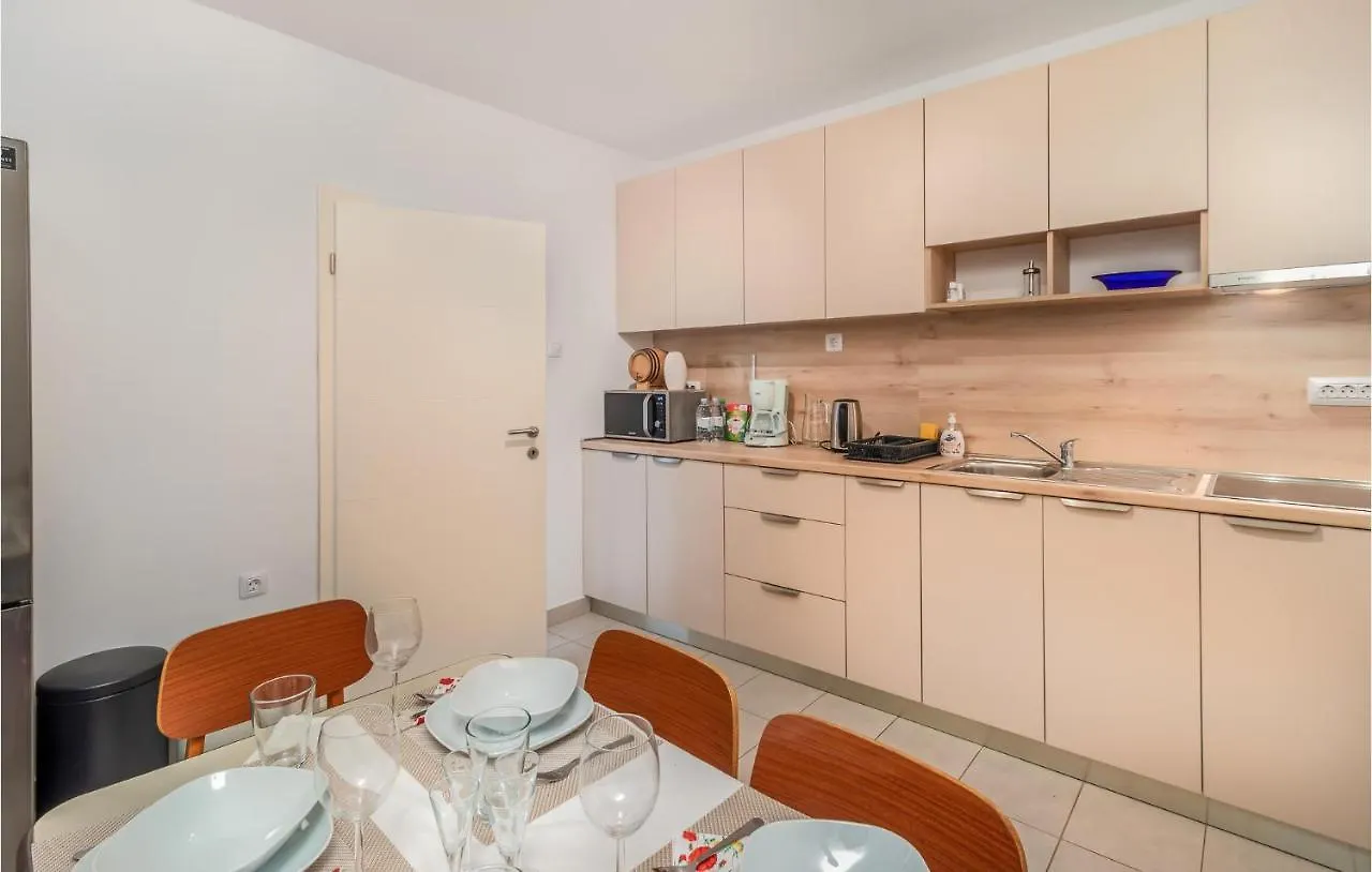 5 Bedroom Stunning Home In Ika